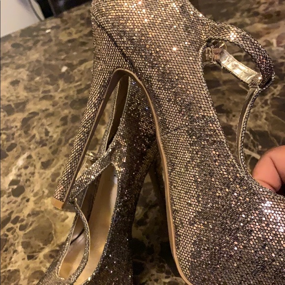 Gold shoes - Picture 4 of 4